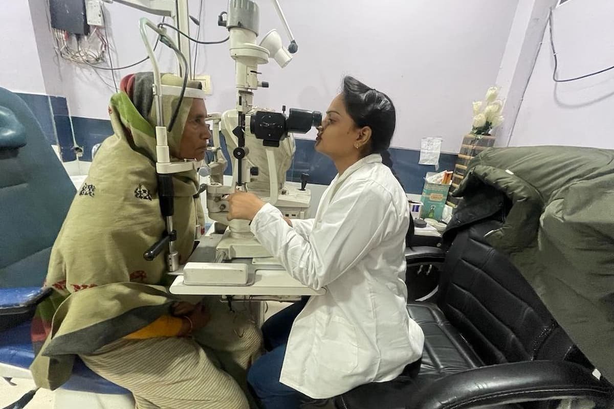 Expert eye surgeon at MEDICS Eye Centre Aligarh